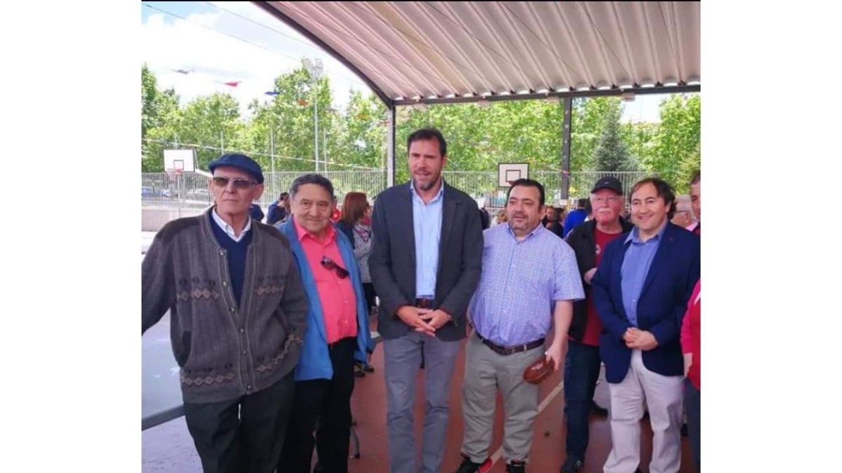 Óscar Puente y Fermín Pasalodos, presidente de la Asociación Vecinal de San Isidro de Valladolid. - E.M.