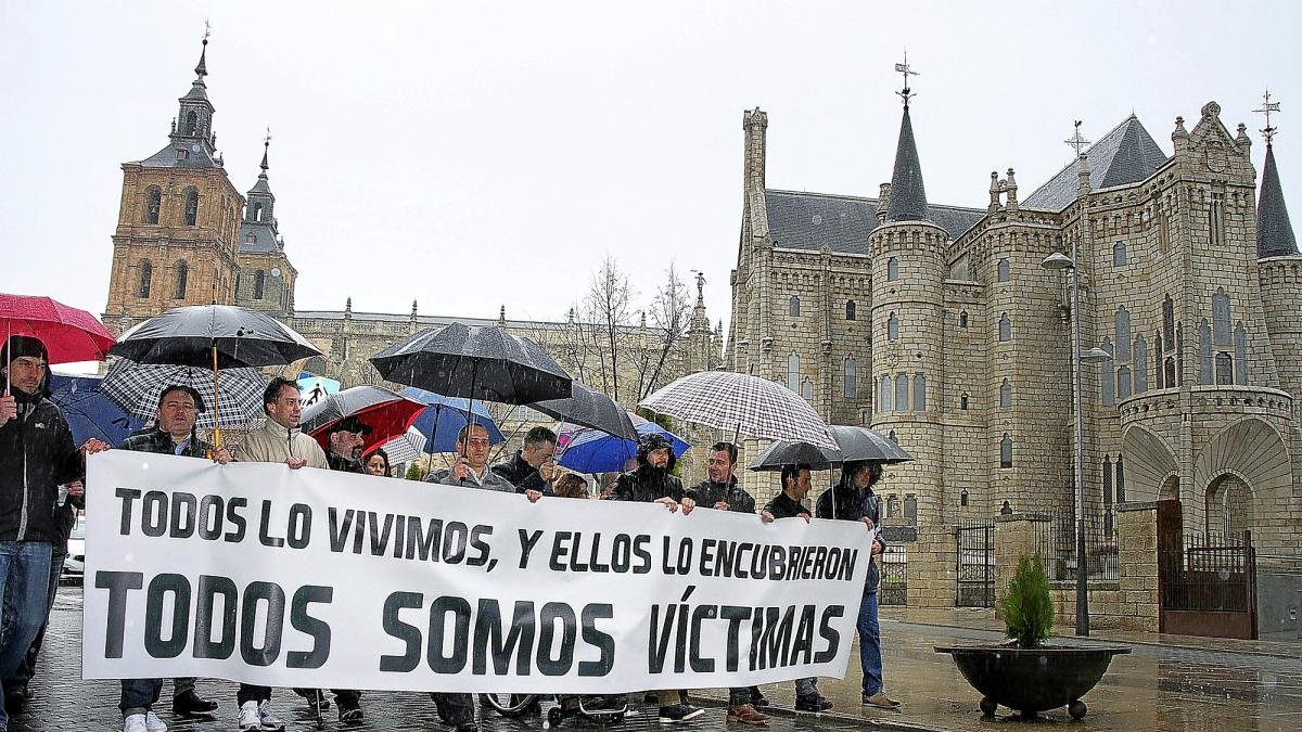 Manifestación en apoyo a las víctimas de los abusos sexuales en el Seminario Menor de La Bañeza.-ICAL