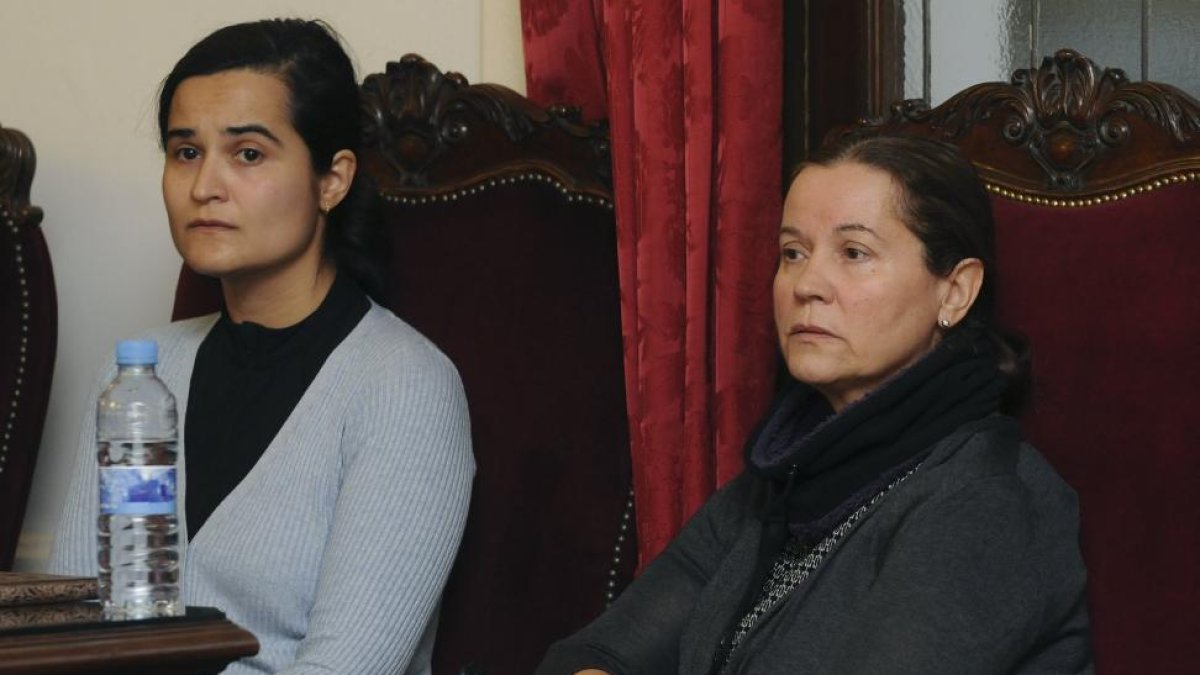 Triana y su madre ayer en el juicio.-EFE/ J. CASARES (POOL)