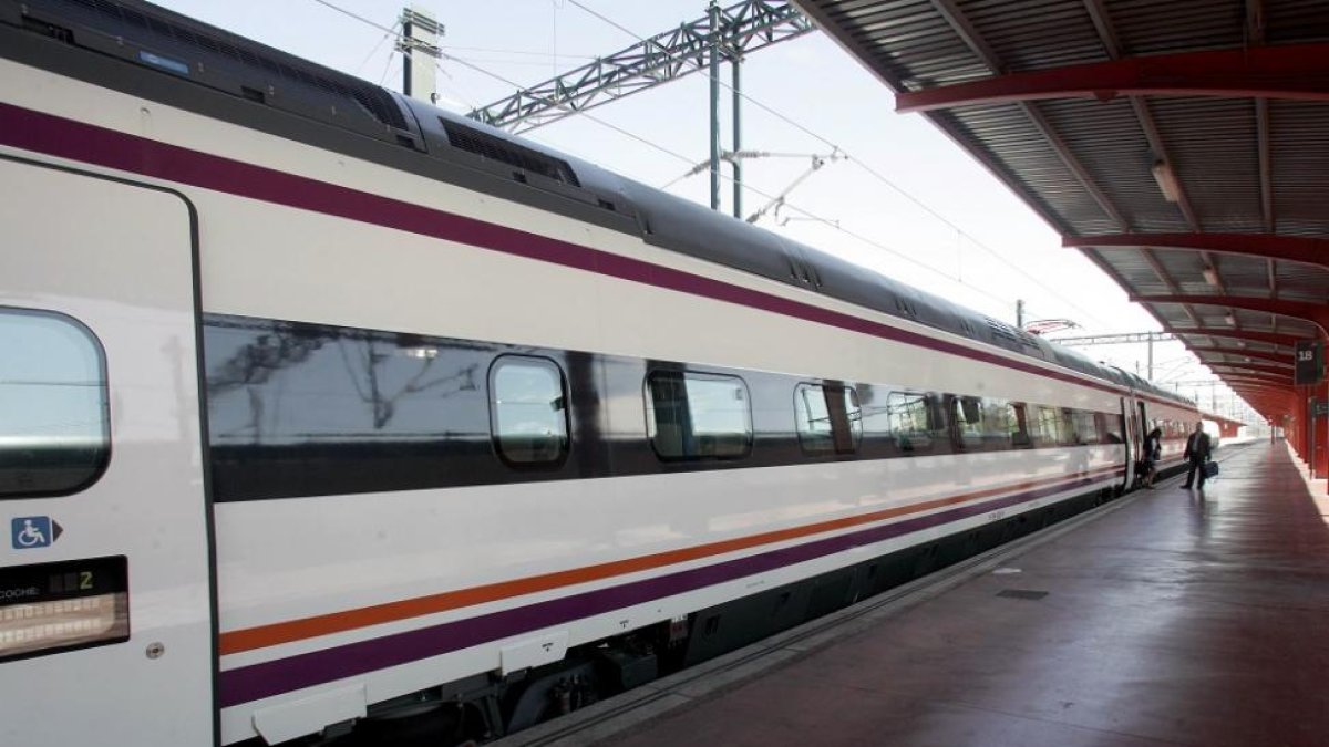 Avant 114 de Renfe que presta servicio entre Valladolid, Segovia y Madrid