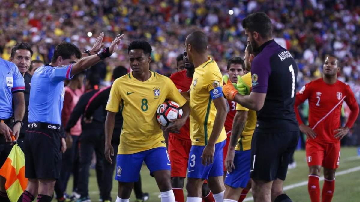 Los jugadores de Brasil protestan al árbitro por el gol de Ruidiaz.-EFE / LISA HORNAK