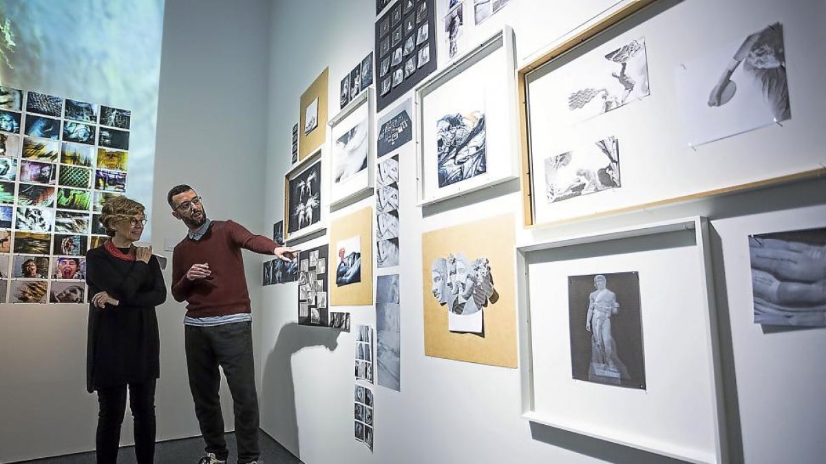María Bolaños y Juan Carlos Quindós contemplan algunas de las fotografías de la muestra.-MIGUEL ÁNGEL SANTOS