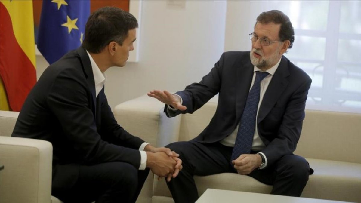 Sánchez y Rajoy, este jueves en el palacio de la Moncloa.-JOSÉ LUIS ROCA