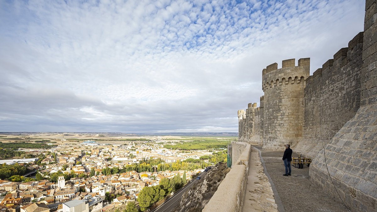 Últimos remates en la barbacana para poder recorrer el perímetro del castillo. / PABLO REQUEJO