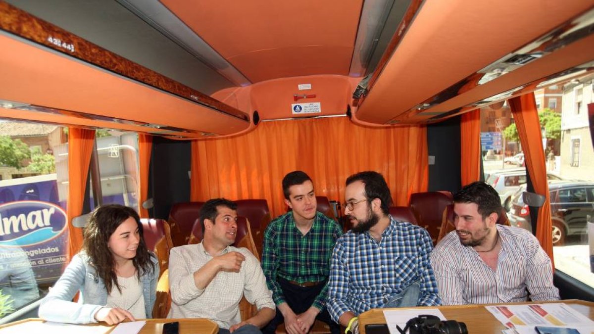 El candidato del PSOE a la Presidencia de la Junta, Luis Tudanca, junto estudiantes de periodismo que han realizado el trayecto hasta Tordesillas con la caravana dentro de la iniciativa #sobrerruedas-ICAL