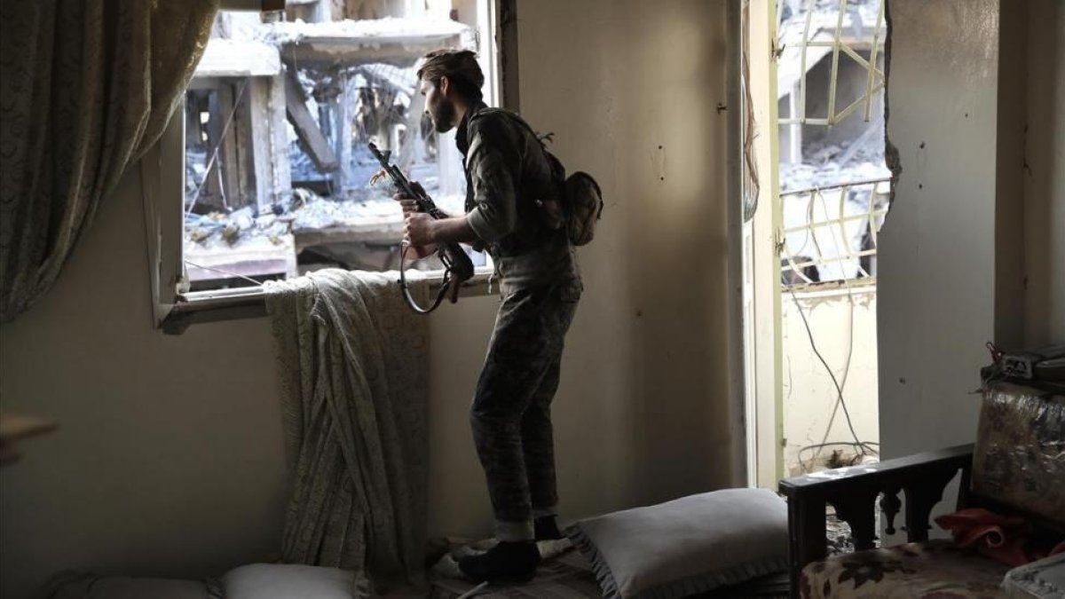 Un soldado de las Fuerzas Democráticas Sirias en Raqqa el pasado mes de julio.-AP / SARAH EL DEEB