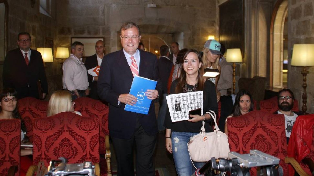 Gemma Villarroel (D) y Antonio Silván (I) firman el documento por la regeneración democrática y el buen gobierno del Ayuntamiento de la capital.-ICAL