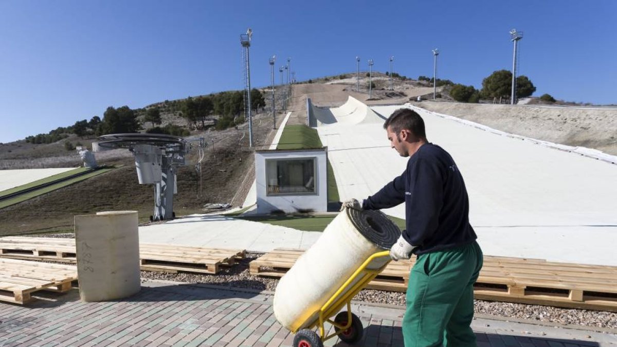 Desmontaje de la pista de Meseta Ski-Miguel Ángel Santos