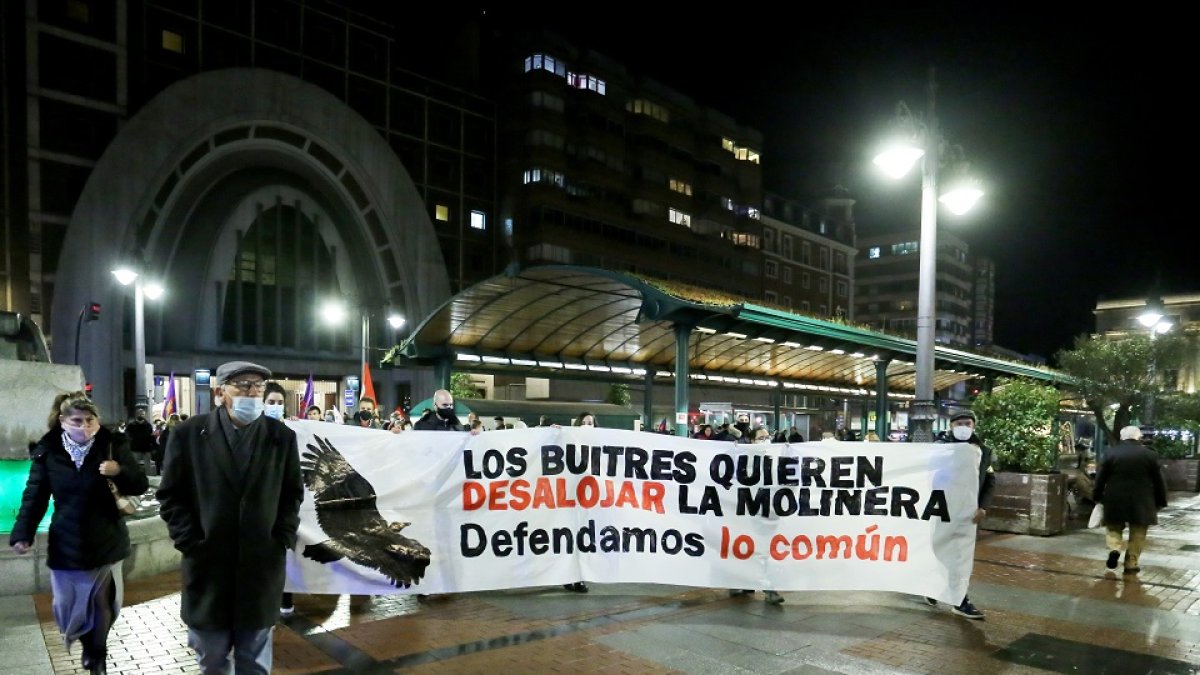 Manifestación 'En defensa de lo común, protejamos La Molinera' en Valladolid. - ICAL