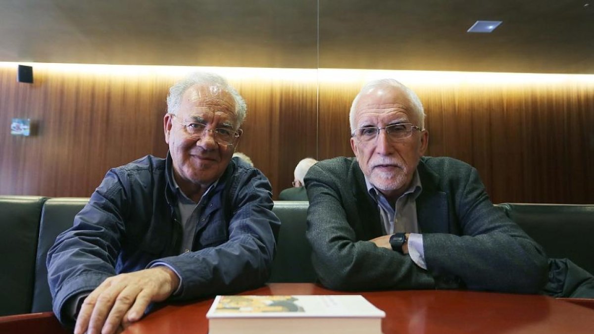 Los escritores Agustín García Simón y Luis Mateo Díez, ayer, antes de participar en el encuentro en la Feria del Libro.-ICAL