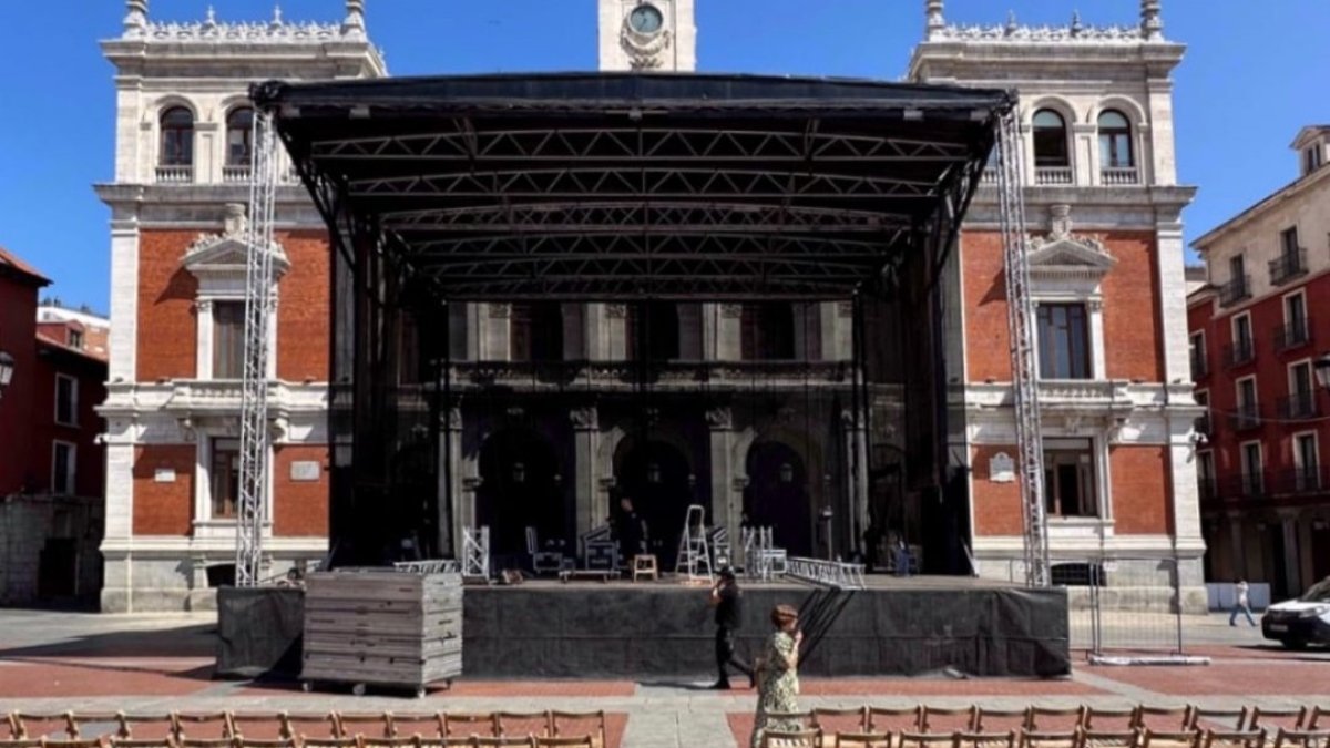 Un millar de sillas se han instalado en la Plaza Mayor para disfrutar de 'Turandot'.-E. M.