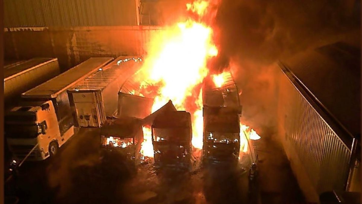 Imagen tomada por los Bomberos, en pleno incendio de los camiones en Transportes Del Olmo Hermanos.-E. M.