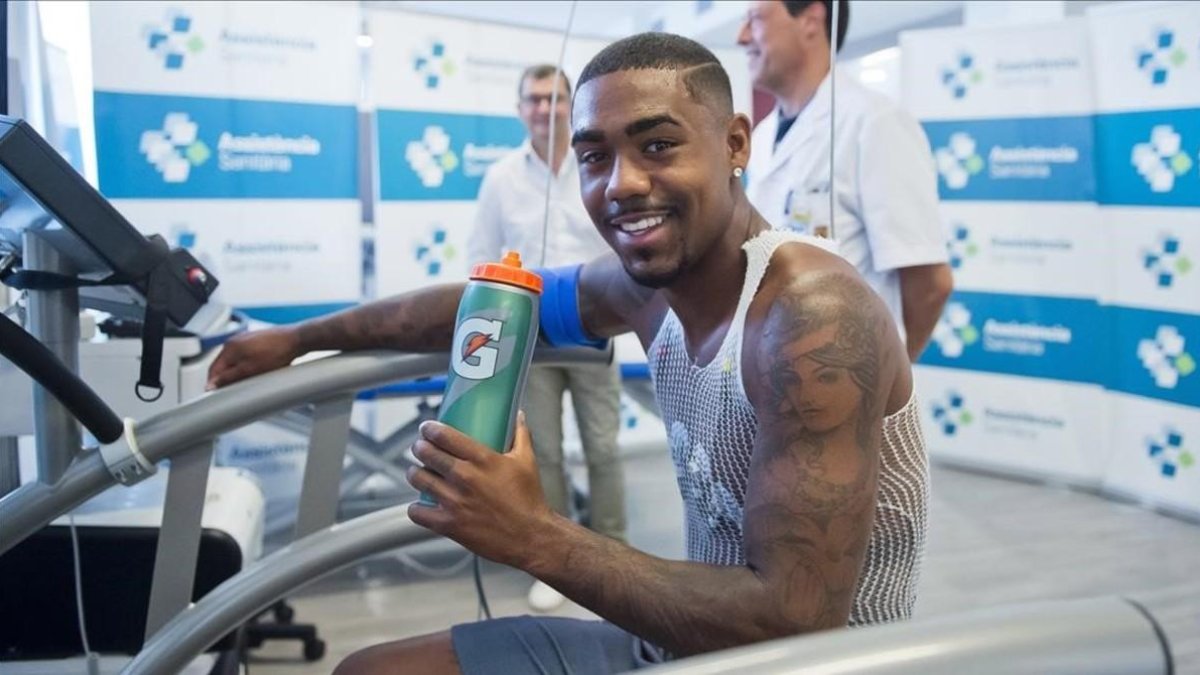 Malcom, durante la revisión médica en la Ciutat Esportiva Joan Gamper. /-VÍCTOR SALGADO