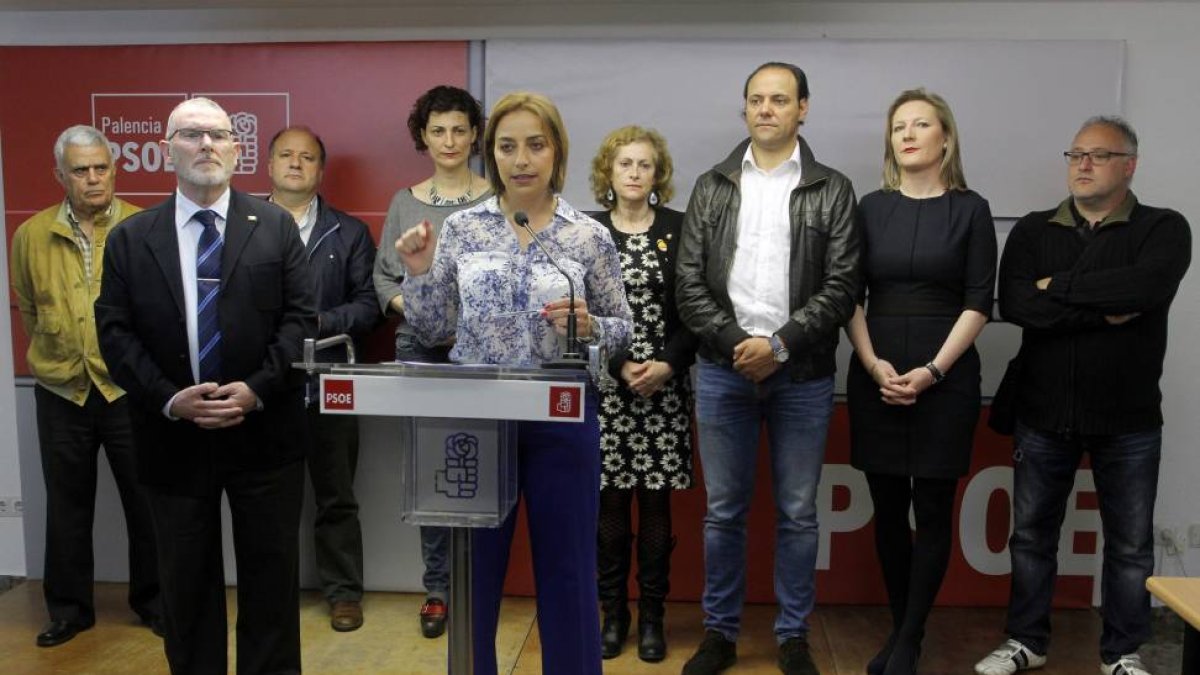 La candidata socialista a la Alcaldía de Palencia, Miriam Andrés(C), presenta, junto a algunos miembros de su lista, el programa con el que el PSOE concurrirá al Ayuntamiento de Palencia-Ical
