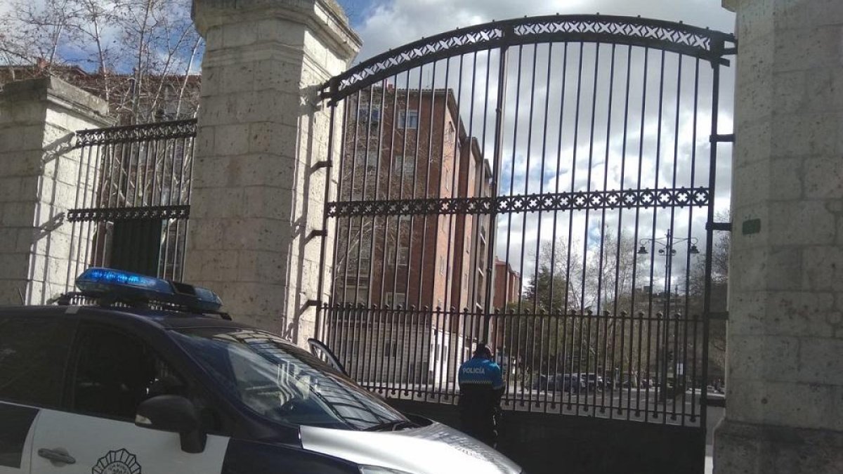 Foto de un agente cerrando el Campo Grande-Policía Municipal