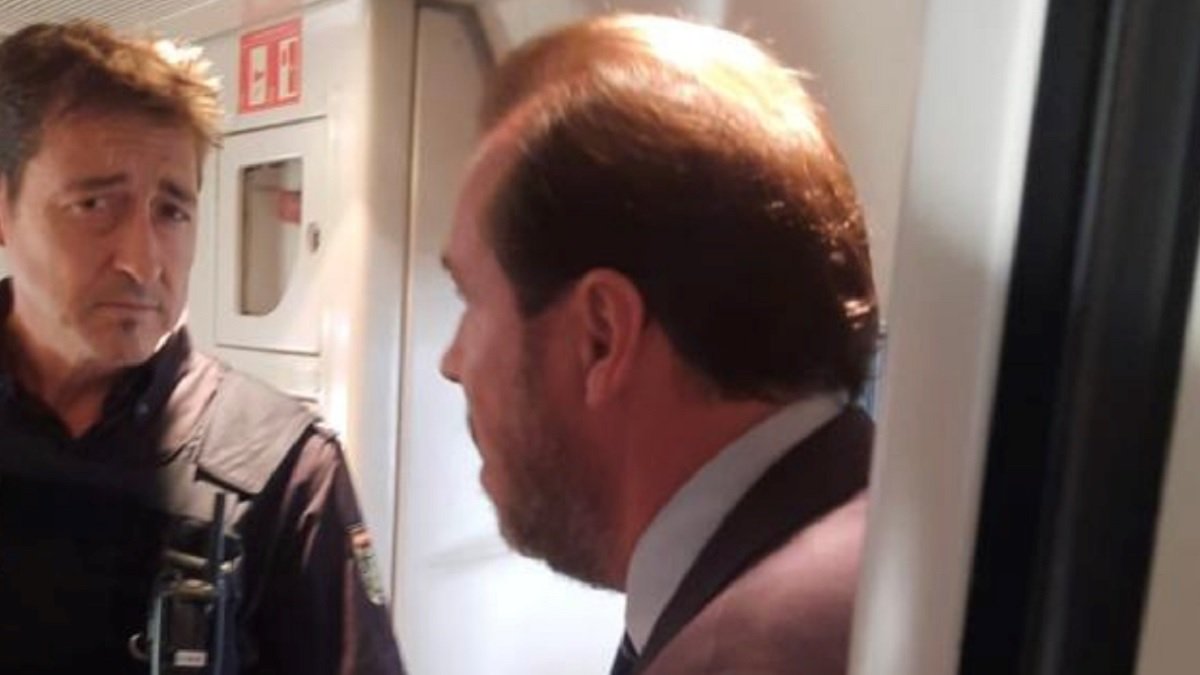 Óscar Puente habla con un policía en el AVE.-E.M.