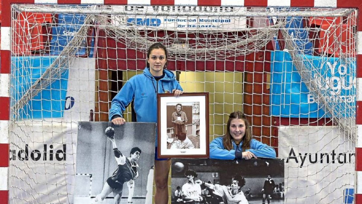 Amaia y Ángela posan junto a las fotos de las históricas internacionales vallisoletanas Paloma, Cuca y Blanca-Miguel Ángel Santos