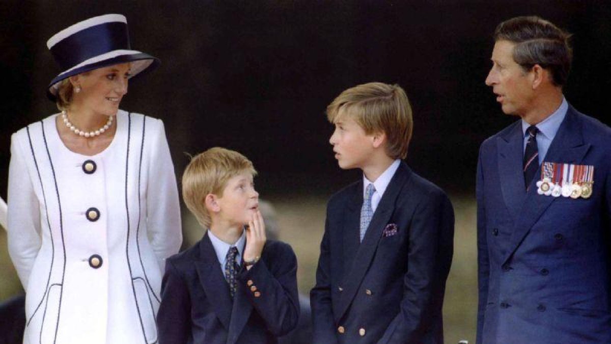 El Príncipe y la Princesa de Gales con los príncipes William y Harry.-RUSSELL BOYCE