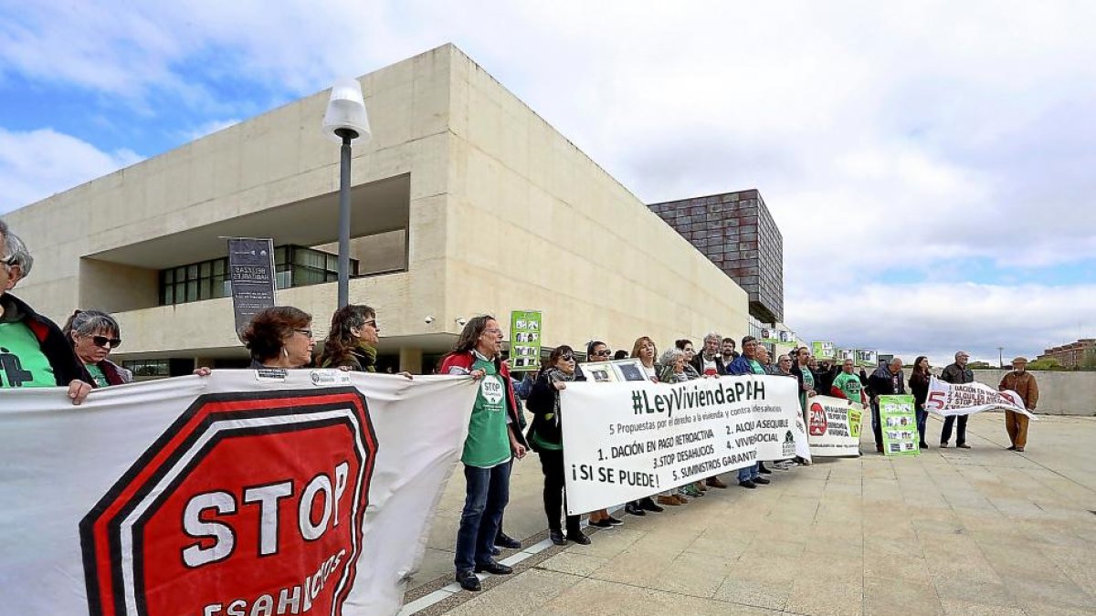 Concentración de la plataforma contra los desahucios a las puertas de las Cortes.-ICAL