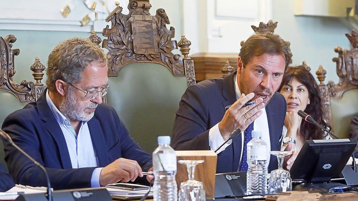 Óscar Puente interviene acompañado de Manuel Saravia y Ana Redondo en el debate sobre el estado de la ciudad.-J.M. LOSTAU