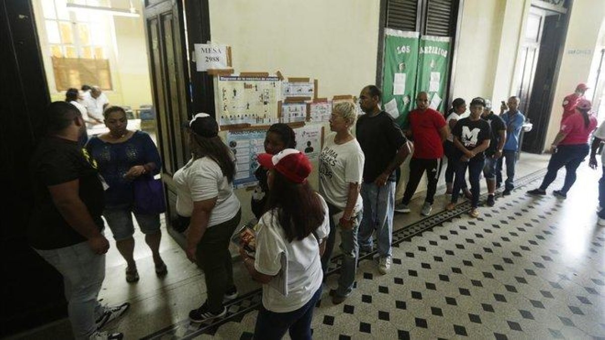 Gente esperando para votar en las elecciones generales en Ciudad de Panamá.-ARNULFO FRANCO (AP)