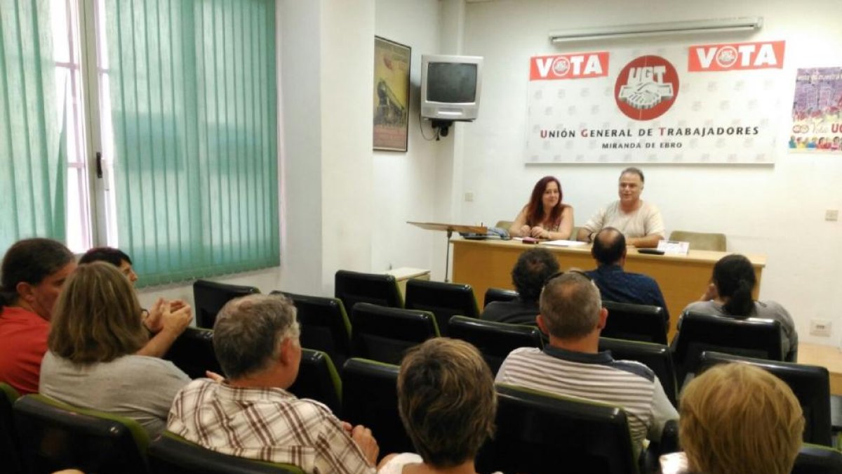 Imagen de la reunión celebrada ayer en la sede de UGT en Miranda de Ebro.-E.M