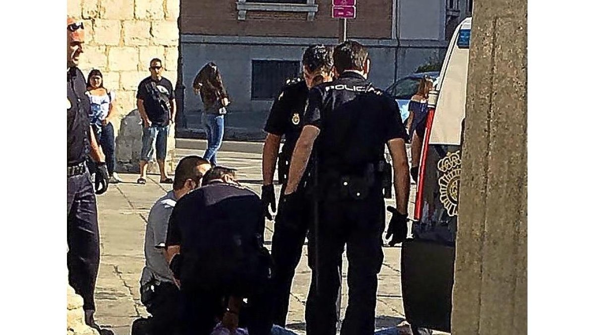 Momento de su detención a la salida de San Pablo.-E.M.