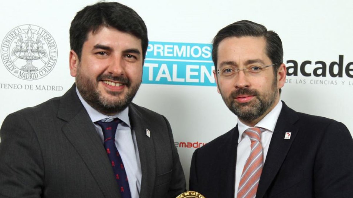 El delegado de RTVCyL en Madrid, Álvaro Elúa, y el galardonado Eduardo Álvarez, director general de RTVCyL.-ICAL