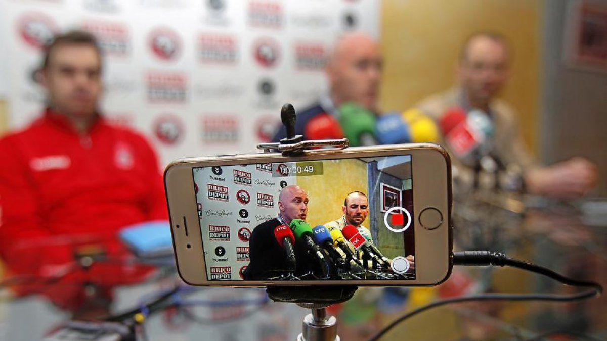 Mike Hansen y Javier Casado durante la rueda de prensa.-JAVIER BARBANCHO