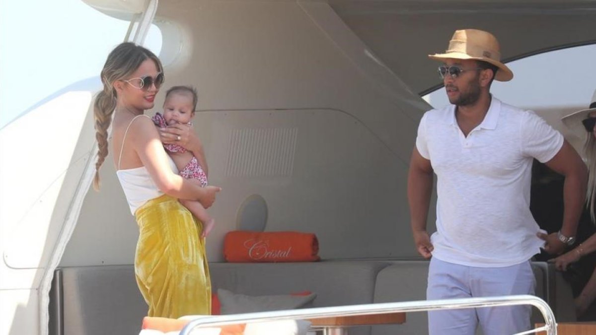 John Legend y Christy Teigen disfrutan de sus primeras vacaciones junto a su pequeña Luna Simone.-GTRES