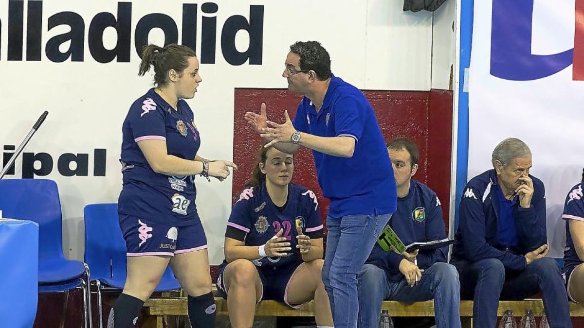 Peñas da instrucciones durante el partido contra Málaga.-PABLO REQUEJO (PHOTOGENIC)