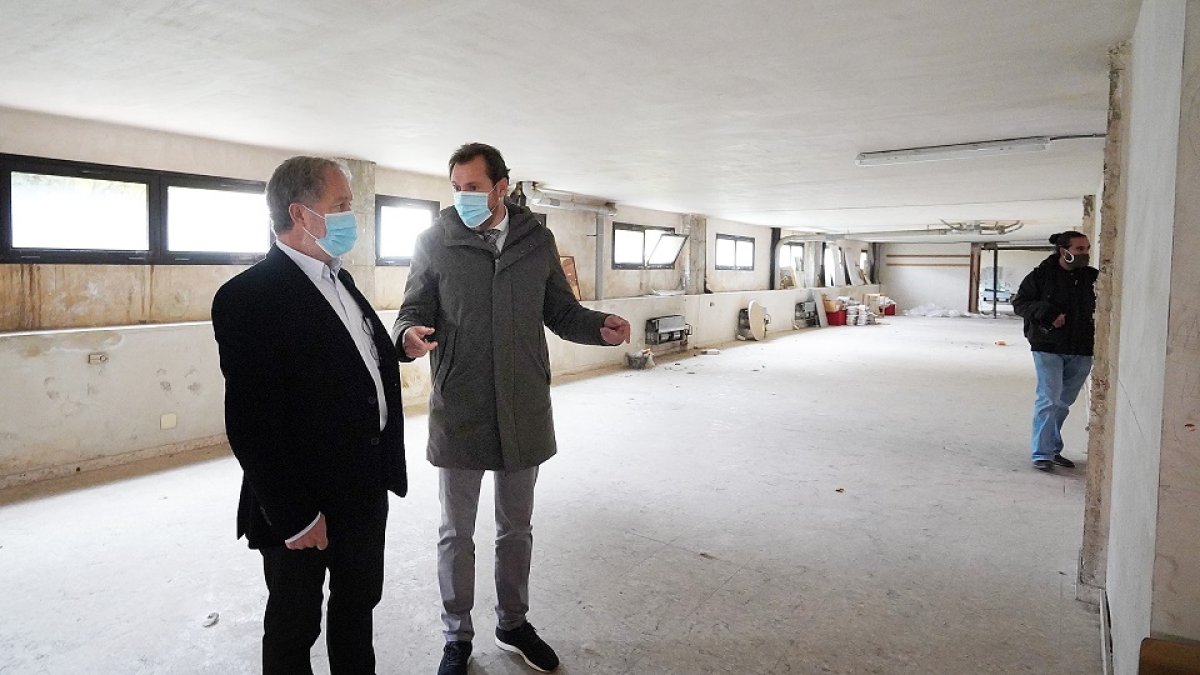 El alcalde de Valladolid, Óscar Puente, y el concejal de Planeamiento Urbanístico, Manuel Saravia, en la presentación del proyecto en el claustro de Las Francesas. / E. M.