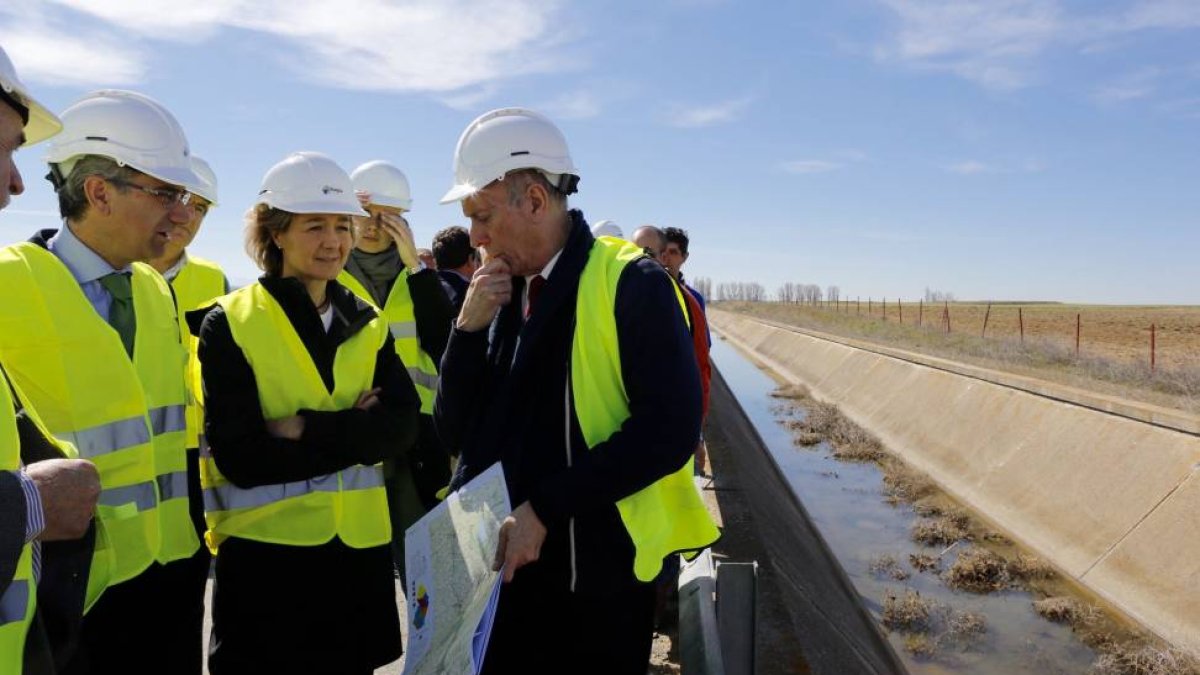 La ministra Isabel García Tejerina en las obras de regadío en el azud de riolobos-Ical