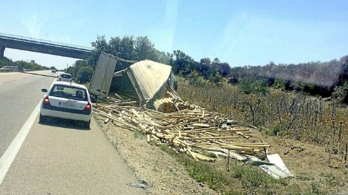Restos del camión y parte de la carga en el siniestro de la A-6 a la altura de Villardefrades.-Noticias Castilla y León.com