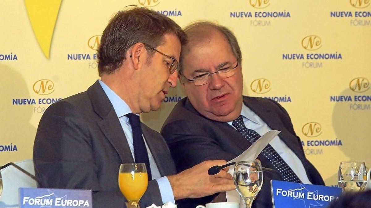 Alberto Núñez Feijóo y Juan Vicente Herrera, en un momento del Fórum Europa en Madrid.-RAQUEL P. VIECO