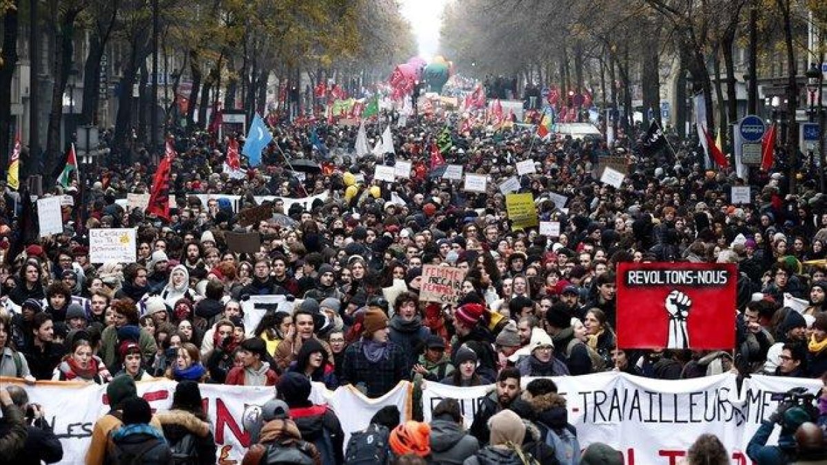 Manifestación en París contra la reforma de las pensiones, este jueves.-EFE / IAN LANGSDON