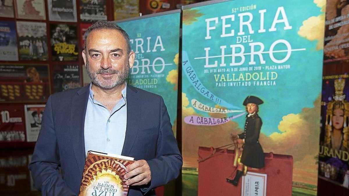 Jesús Sánchez Adalid posa con un ejemplar de su obra.-J. M. LOSTAU