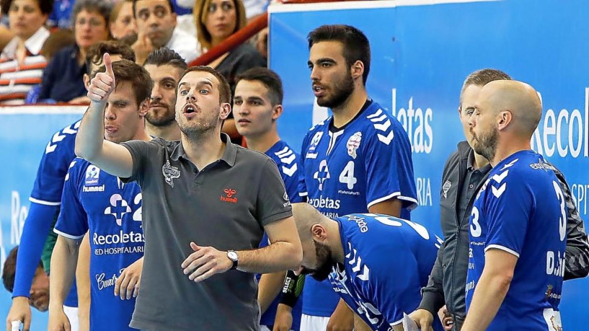 Nacho González, junto al banquillo en el partido contra el Ademar.-J.M.LOSTAU
