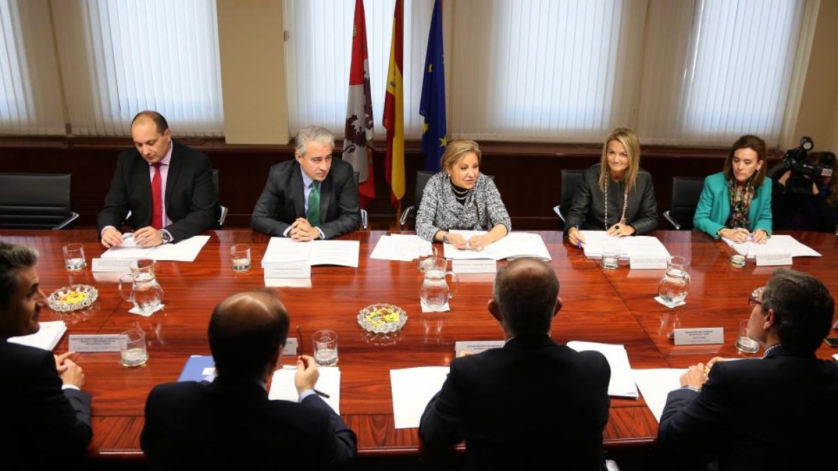 La vicepresidenta y consejera de Empleo, Rosa Valdeón, y el subsecretario de Empleo y Seguridad Social, Pedro Llorente, presiden la Comisión Territorial de la Inspección de Trabajo y Seguridad Social-Ical