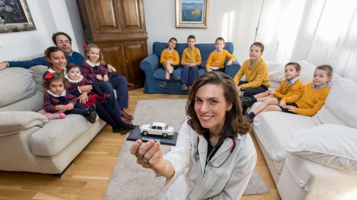 Irene Gervas, en un primer plano con el mítico modelo R8 de Renault, junto a sus diez hijos y su marido en su casa.-PABLO REQUEJO