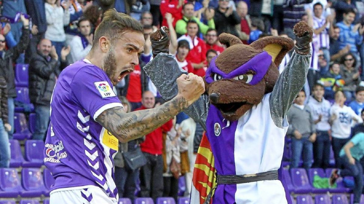 Roger celebra eufórico el gol que abrió el camino de la victoria, ante la presencia de la mascota blanquivioleta-J.M.Lostau