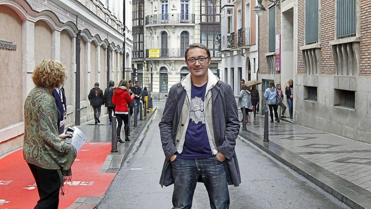 El director rumano Tudor Giurgiu, ayer, junto al Teatro Calderón.-J.M. Lostau