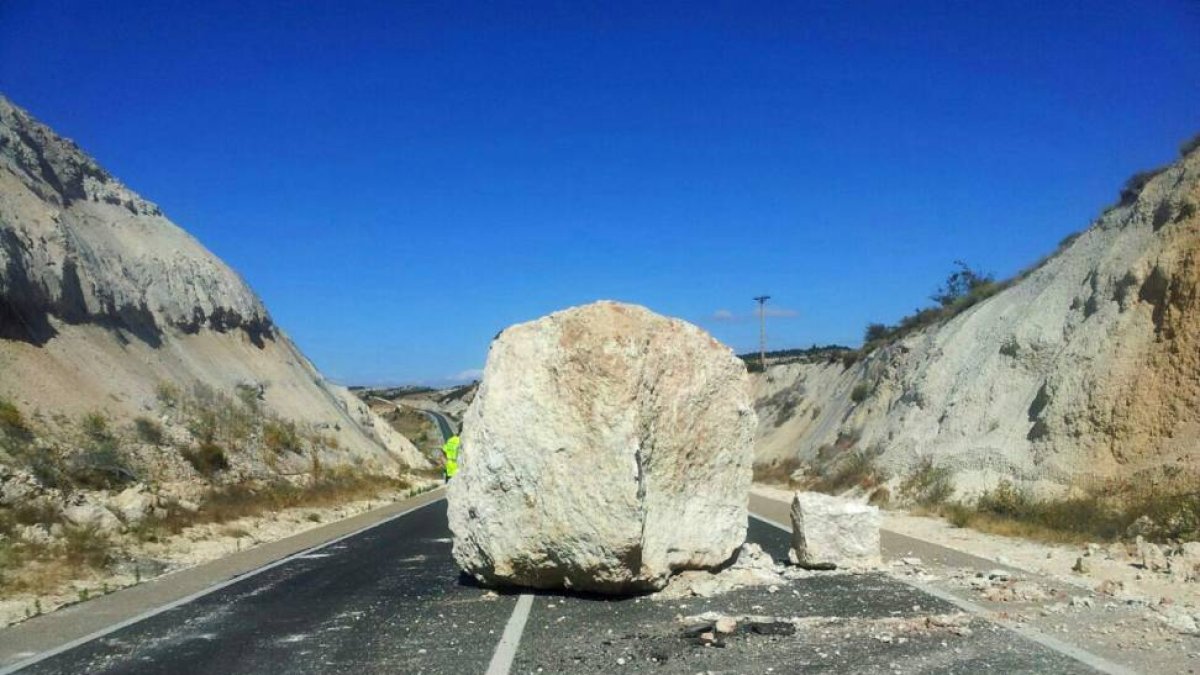 Desprendimiento de una roca en la N-122 a la altura de Langa de Duero (Soria)-Ical