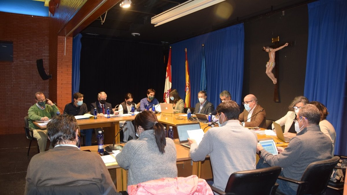 Pleno extraordinario del Ayuntamiento de Simancas para la aprobación de los presupuestos para 2022.- E. M.
