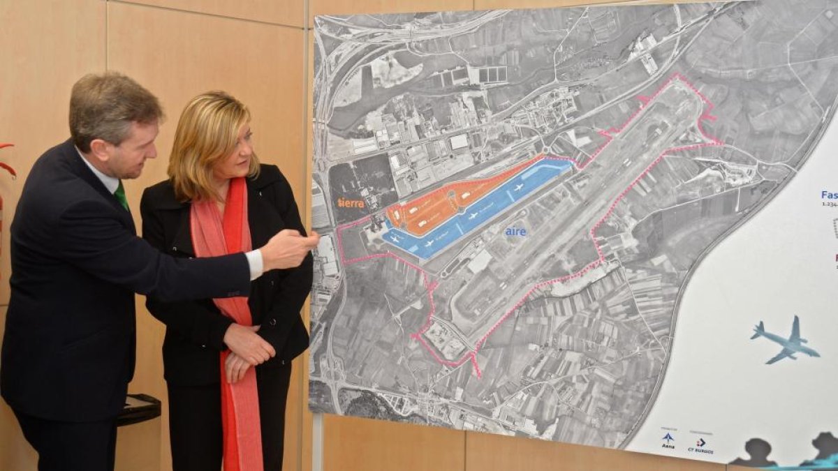 La consejera de Economía y Hacienda, Pilar del Olmo, presenta el acuerdo de colaboración para la ampliación del Puerto Seco de Burgos junto al alcalde de la ciudad, Javier Lacalle-ICAL