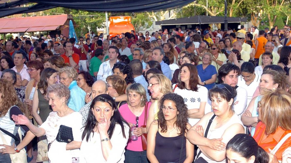 Los vecinos de Zaratán abarrotan la plaza durante un acto de la fiesta del Corpus, en una imagen de archivo.-E. M.