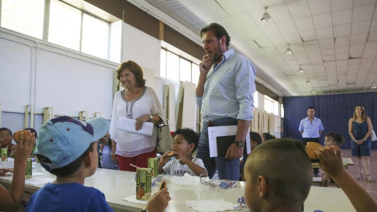 El alcalde de Valladolid, Óscar Puente, visita el comedor del colegio Allúe Morer del programa 'Compartiendo en verano'-ICAL
