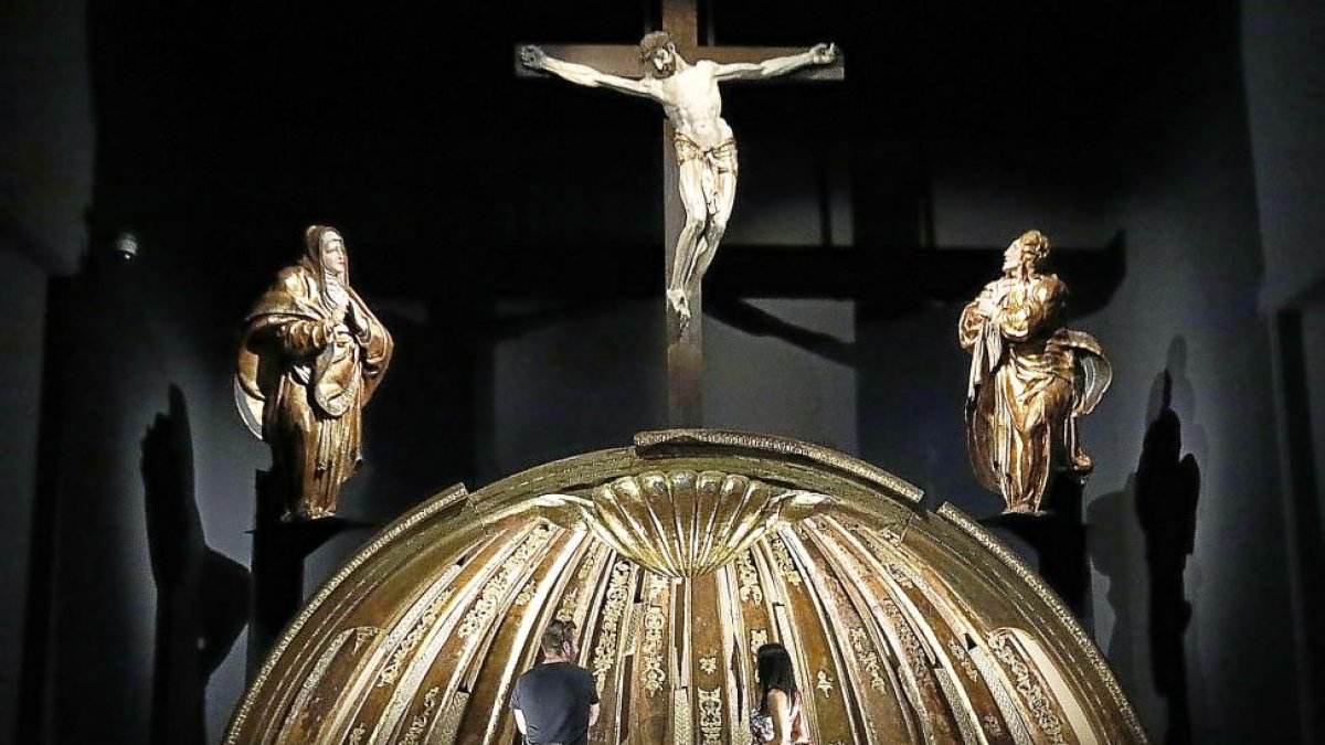Venera del retablo de San Benito el Real que puede contemplarse por primera vez tras su rehabilitación.-J. M. LOSTAU