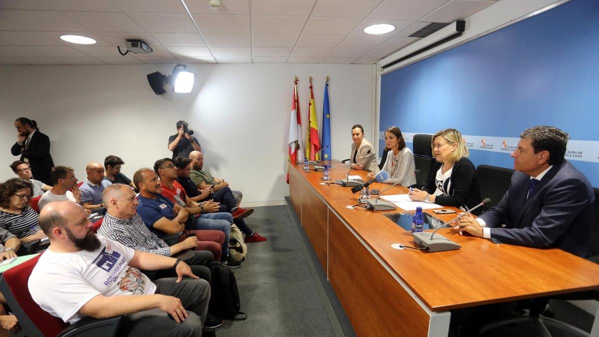 (I a D) La delegada del Gobierno, Virginia Barcones; la ministra de Industria, Reyes Maroto; la consejera de Hacienda, Pilar del Olmo, y el consejero de Empleo, Carlos Fernández Carriedo informan tras la reunión con el Comité de Empresa de Vestas.-MIRIAM CHACÓN / ICAL