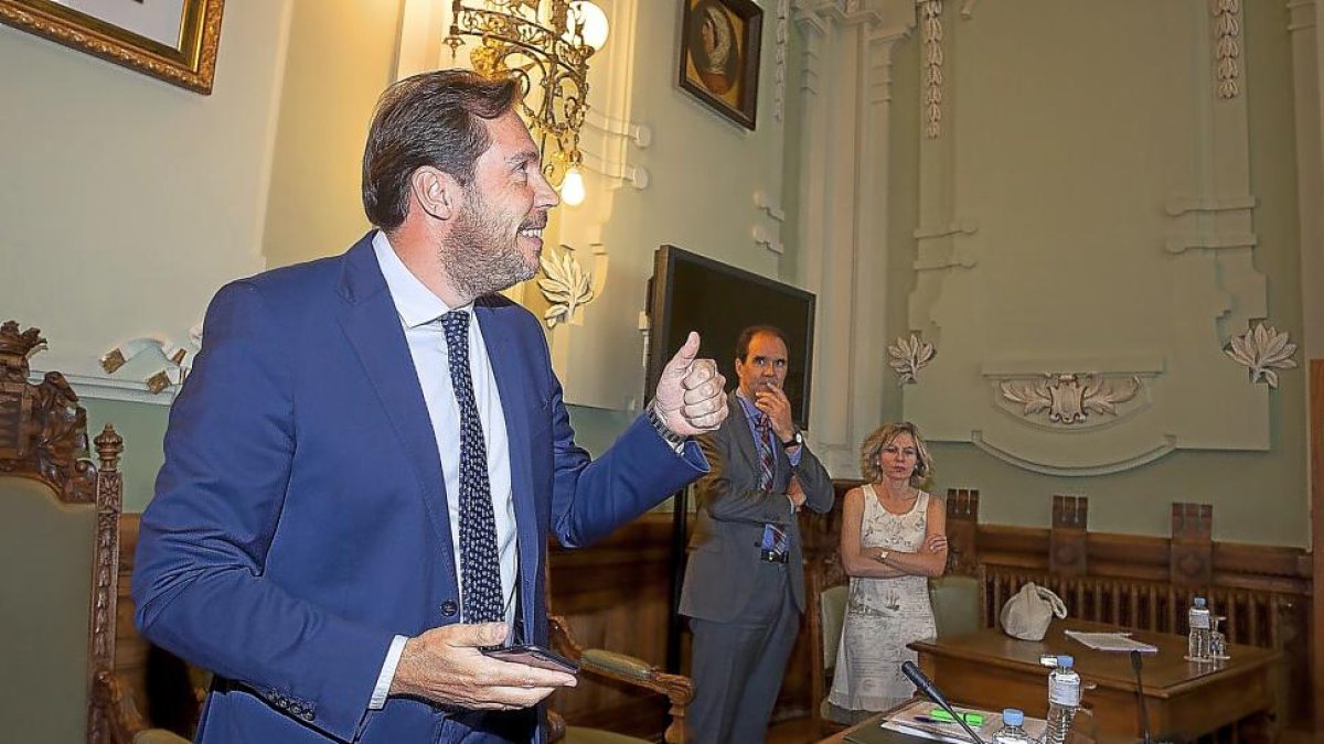 Puente saluda a la tribuna de invitados antes de comenzar el debate sobre el estado de la ciudad.-PABLO REQUEJO